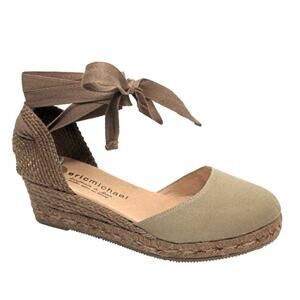 Eric Michael - Women's Suzy Sandals color tan and brown closed toe. Size 39/ 8.5